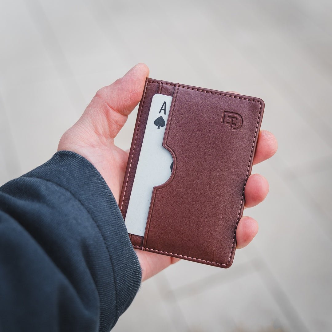 Kamea | James Hawk Stilfuld kortholder. 100% okselæder. Plads til 4 kort og sedler. Minimalistisk design. RFID-beskyttelse.
