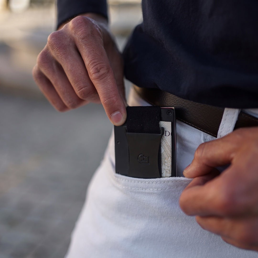 Kamea | James Hawk Case Wallet. Let og massivt aluminium. Plads til 12 kort og kontanter. Slank design. RFID-beskyttelse.