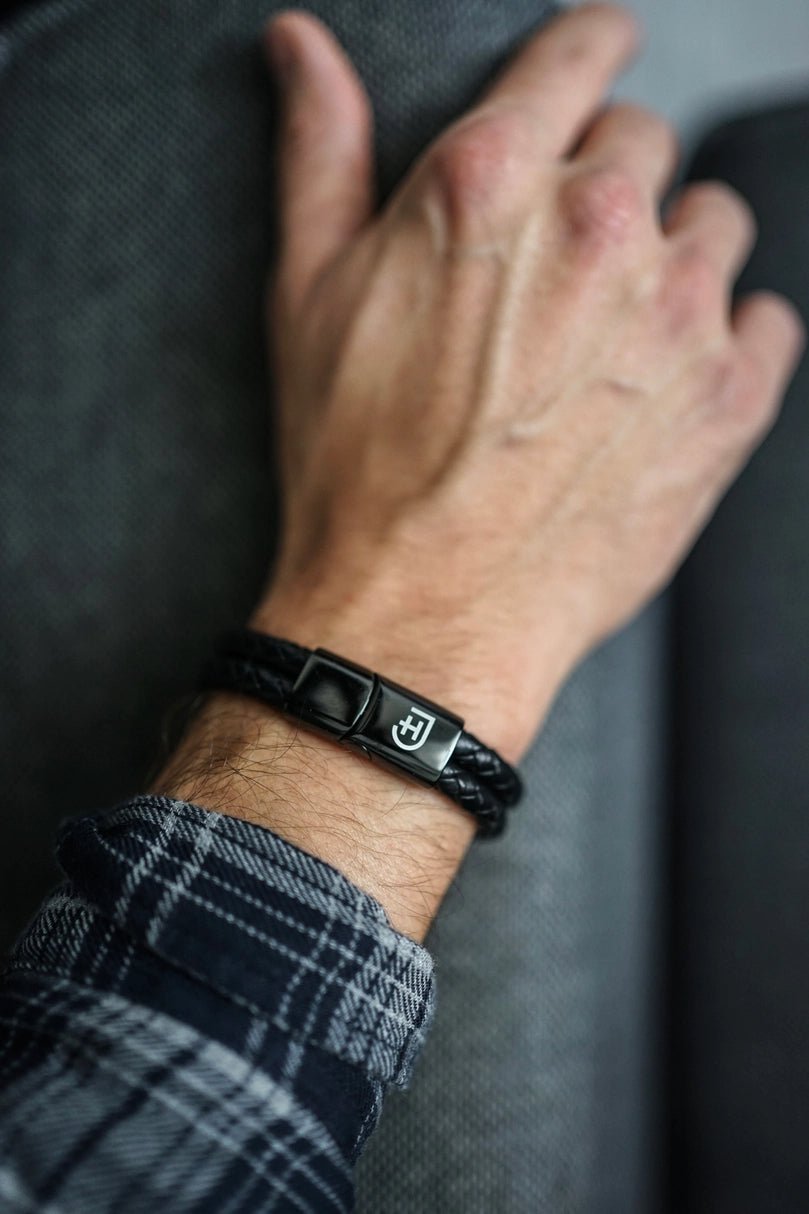 Kamea | James Hawk todelt flettet læderarmbånd. Elegant design. Sort rustfrit stålspænde med magnetlukning. Tre størrelser.