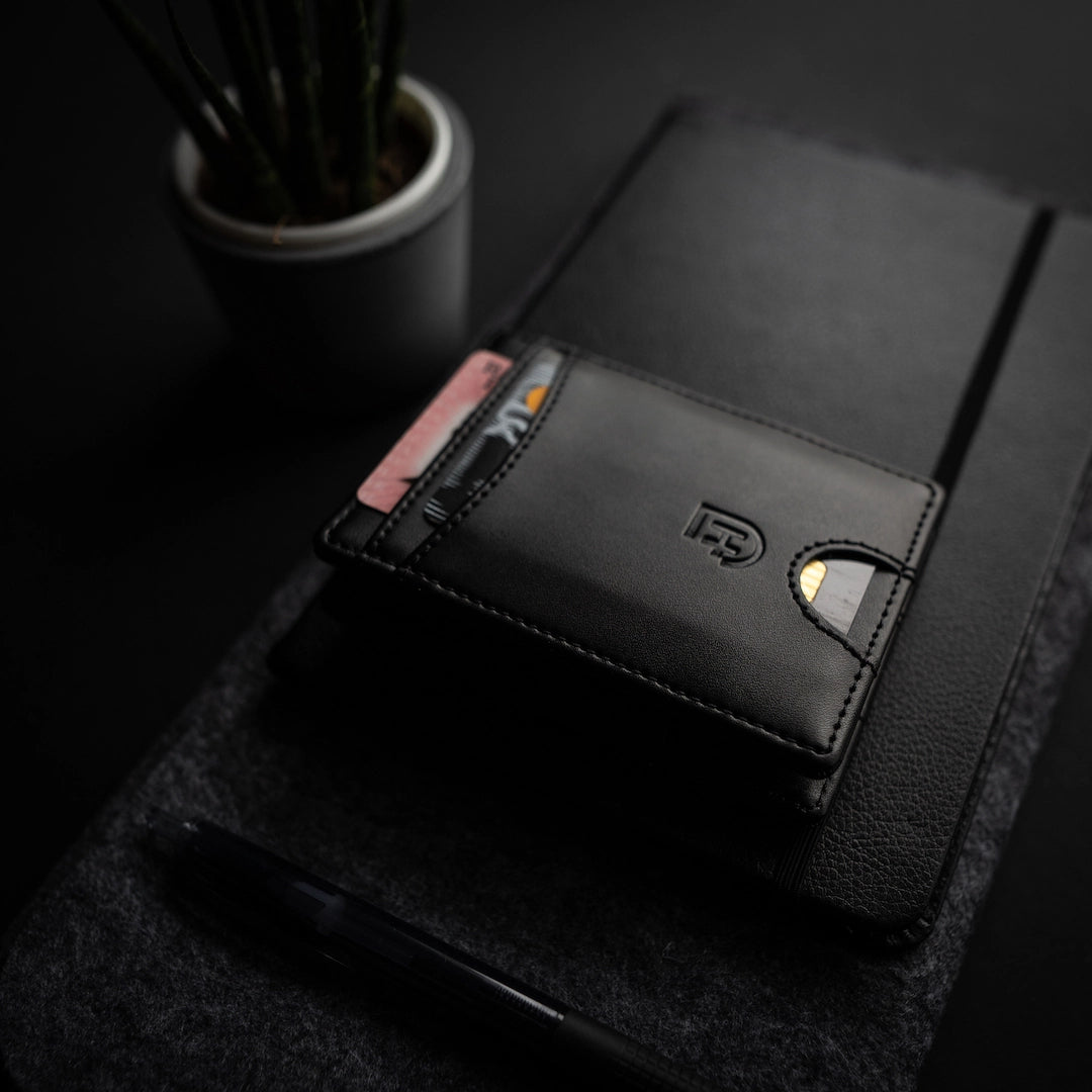 Kamea | James Hawk Flip Wallet. Plads til 5 kort og mønter. Høj kvalitet og slank design. Flip-funktion. RFID-beskyttelse.