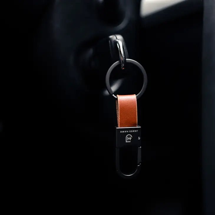 Kamea | James Hawk klassisk nøglering. Slidstærkt naturlæder med metalkarabinhage. Praktisk størrelse på 9 cm.