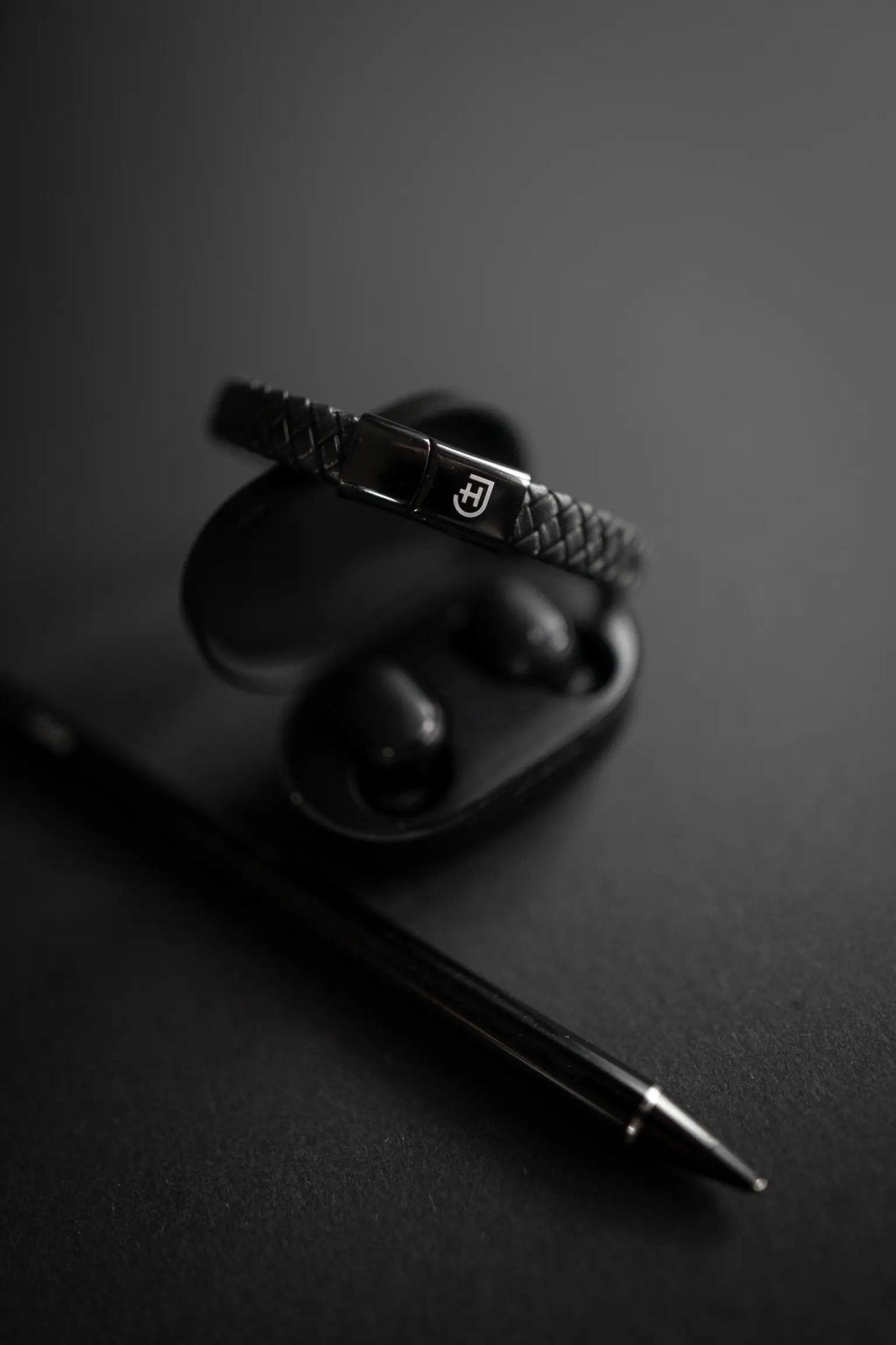 Kamea | James Hawk læder armbånd. Maskulint og bredt. Sort rustfrit stålspænde med magnetlukning. Tre størrelser.
