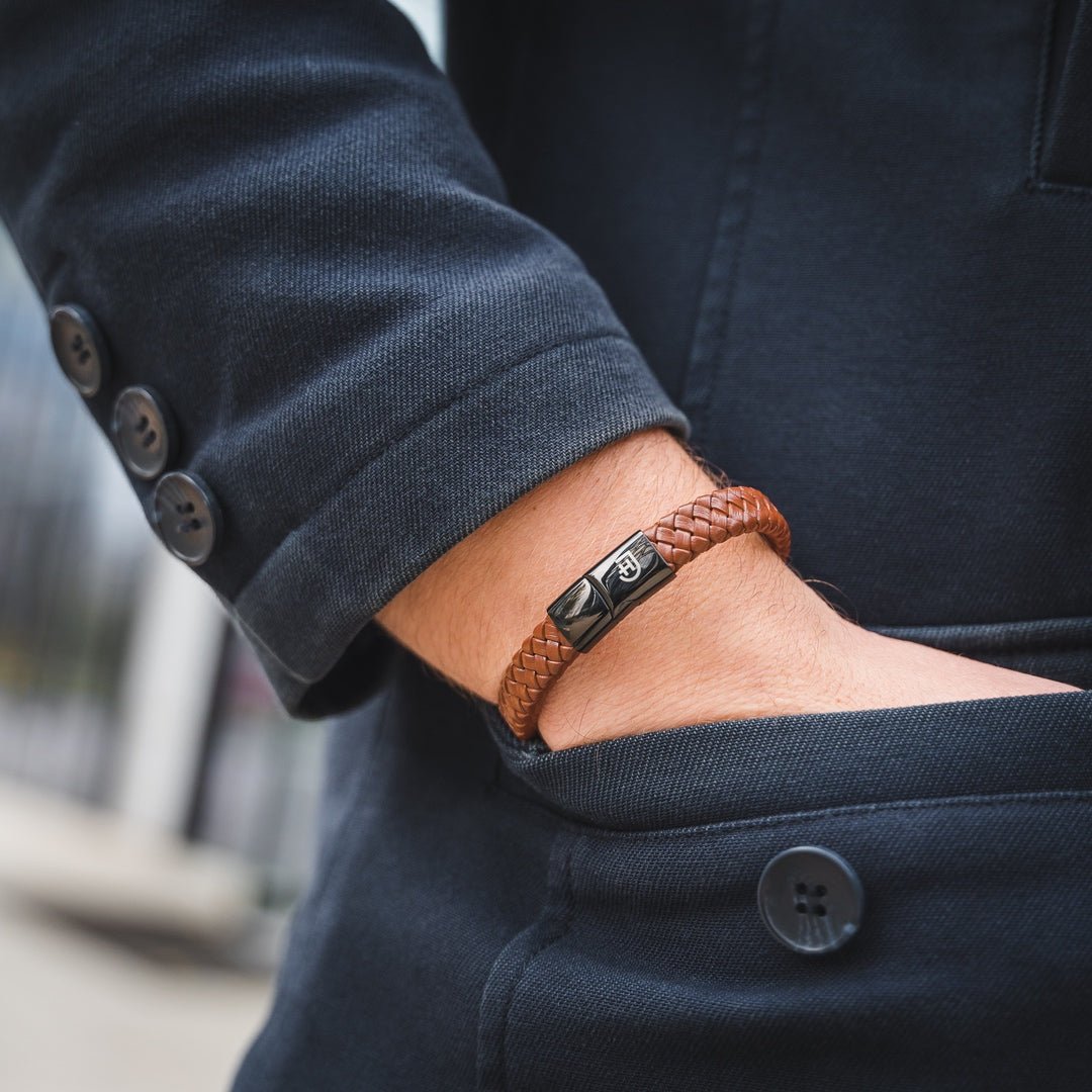 Kamea | James Hawk læder armbånd. Maskulint og bredt. Sort rustfrit stålspænde med magnetlukning. Tre størrelser.