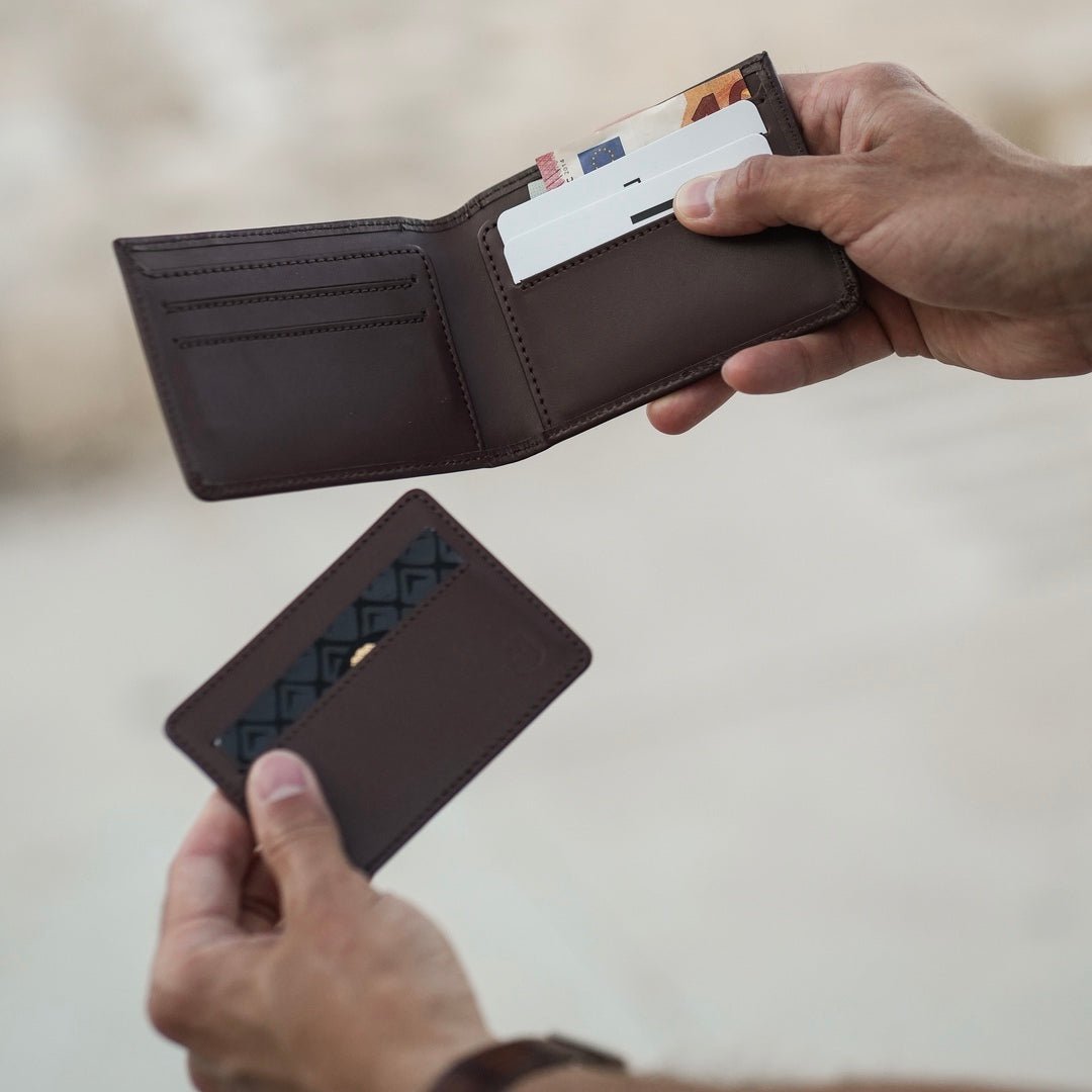 Kamea | James Hawk pung med magnetisk kortholder. Plads til 6 kort og sedler. 100% okselæder. Slank design. RFID-beskyttelse.