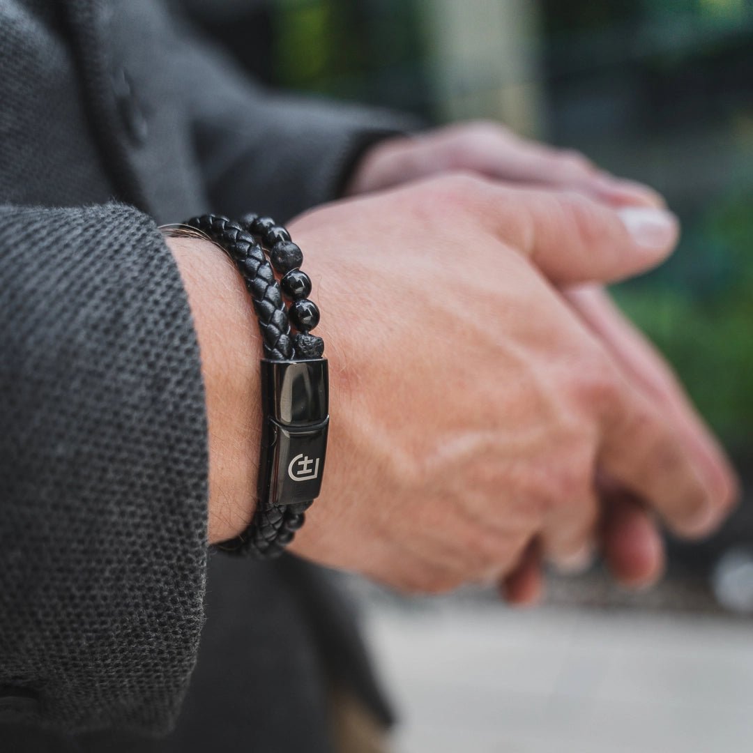 Kamea | James Hawk todelt armbånd. Flettet læder og Black lava perler. Sort rustfrit stålspænde med magnetlukning.