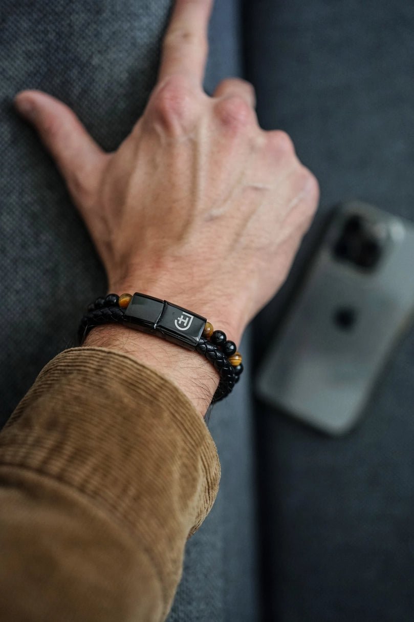Kamea | James Hawk todelt armbånd. Flettet læder og Yellow Tigers Eye perler. Sort rustfrit stålspænde med magnetlukning.