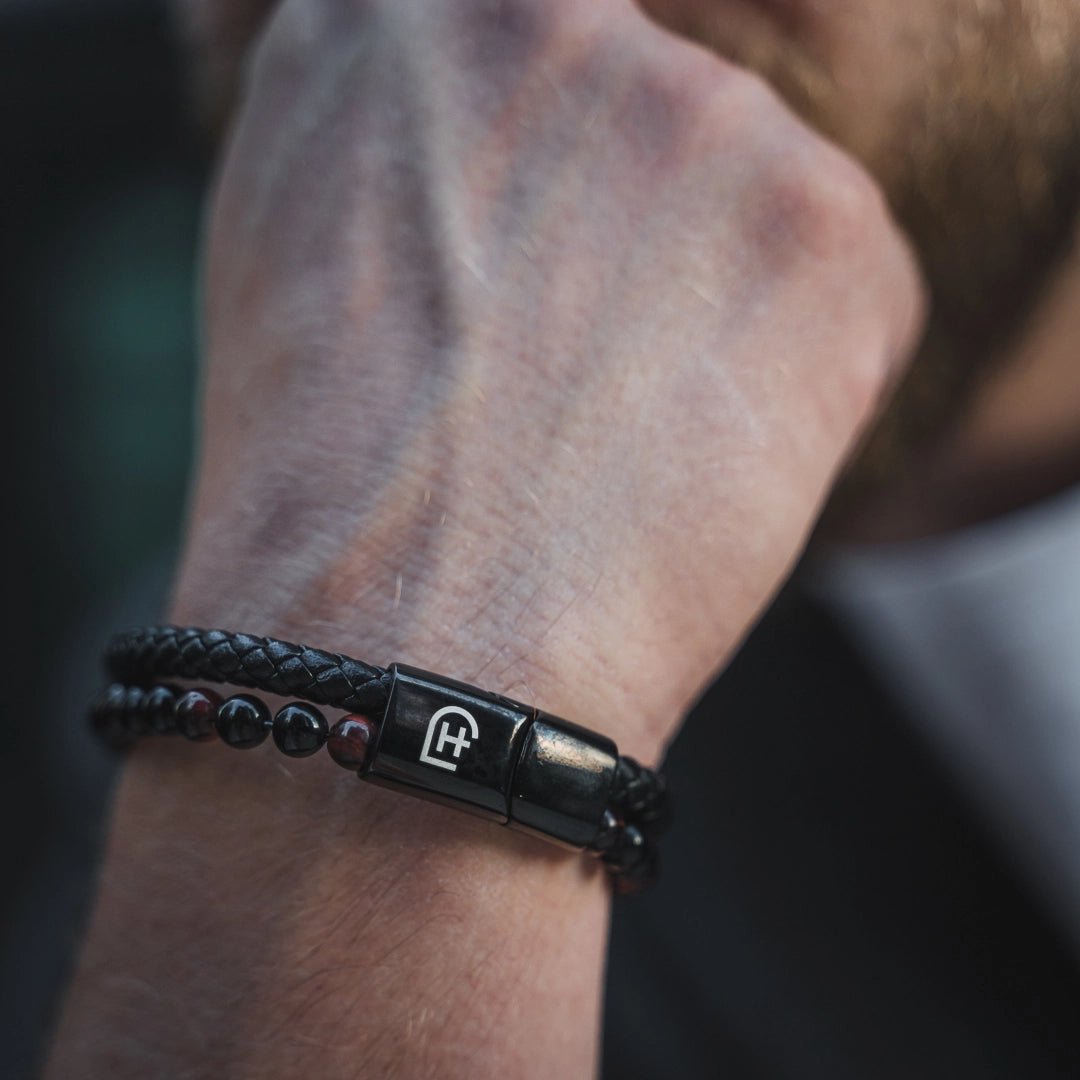 Kamea | James Hawk todelt armbånd. Flettet læder og Red Tigers Eye perler. Sort rustfrit stålspænde med magnetlukning.