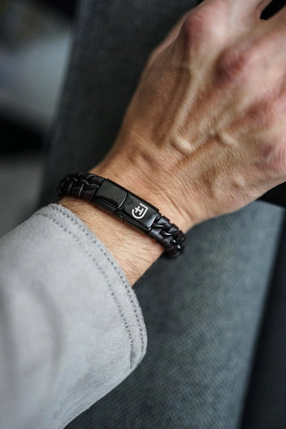 Kamea | James Hawk flettet læderarmbånd. 100% okselæder. Sort rustfrit stålspænde med magnetlukning. Tre størrelser.