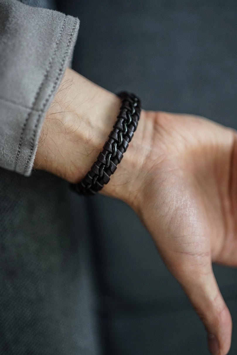 Kamea | James Hawk flettet læderarmbånd. 100% okselæder. Sort rustfrit stålspænde med magnetlukning. Tre størrelser.