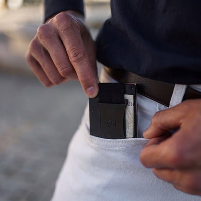 Kamea | James Hawk Case Wallet. Let og massivt aluminium. Plads til 12 kort og kontanter. Slank design. RFID-beskyttelse.