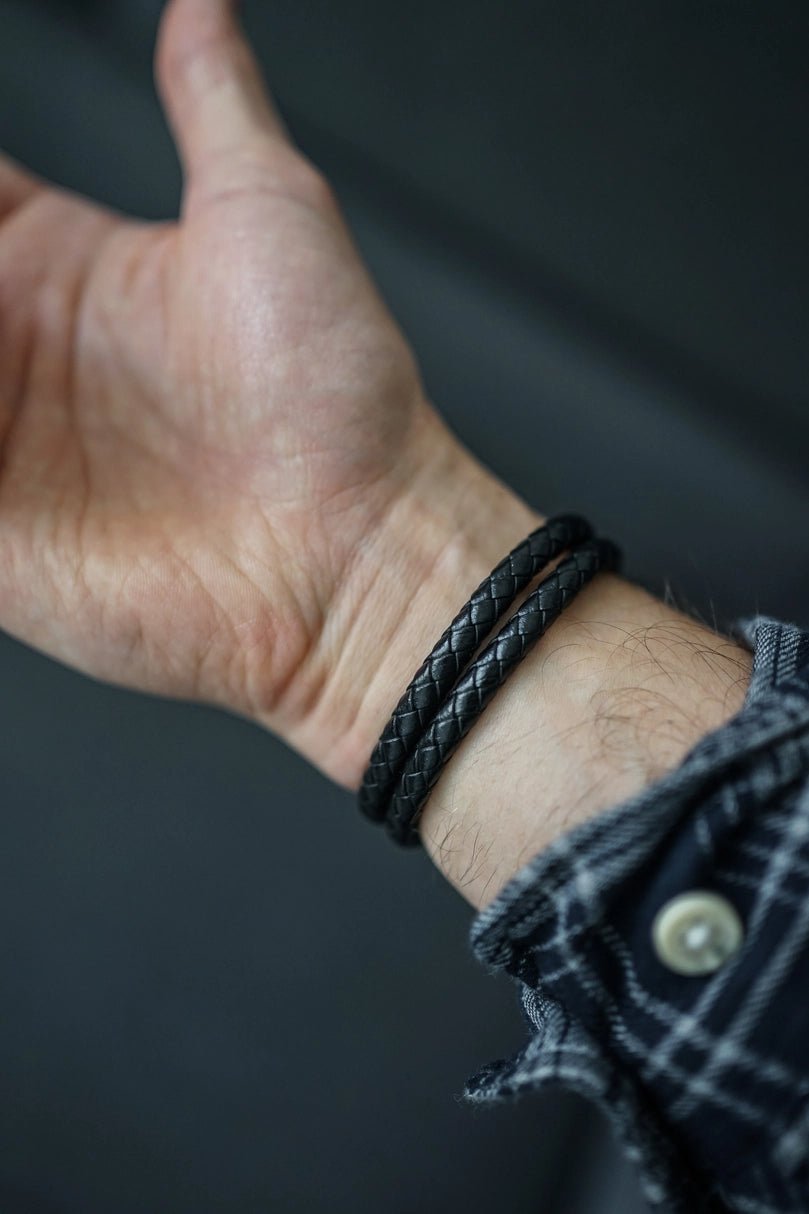 Kamea | James Hawk todelt flettet læderarmbånd. Elegant design. Sort rustfrit stålspænde med magnetlukning. Tre størrelser.