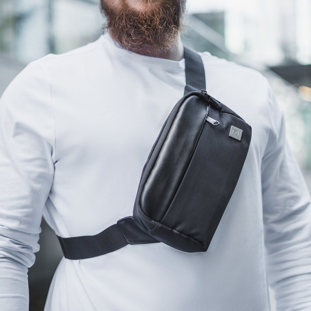 Kamea | James Hawk bæltetaske. Økologisk læder og polyester. 3 lommer med lynlås. Aftagelig nøgleholder. Vandtæt materiale.