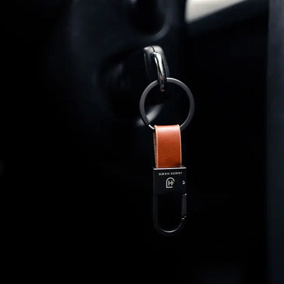Kamea | James Hawk klassisk nøglering. Slidstærkt naturlæder med metalkarabinhage. Praktisk størrelse på 9 cm.