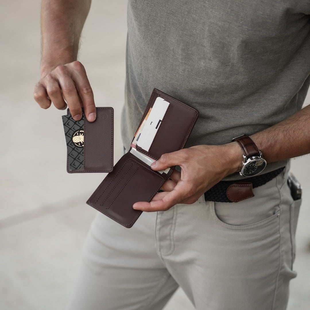 Kamea | James Hawk pung med magnetisk kortholder. Plads til 6 kort og sedler. 100% okselæder. Slank design. RFID-beskyttelse.