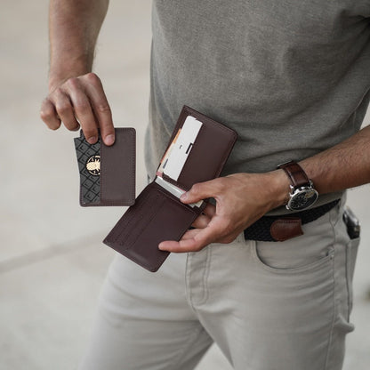 Kamea | James Hawk pung med magnetisk kortholder. Plads til 6 kort og sedler. 100% okselæder. Slank design. RFID-beskyttelse.