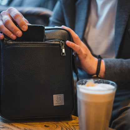 Kamea | James Hawk skuldertaske i økologisk læder. Justerbar skulderrem. Praktiske lommer og metal lynlåse. RFID-beskyttelse.