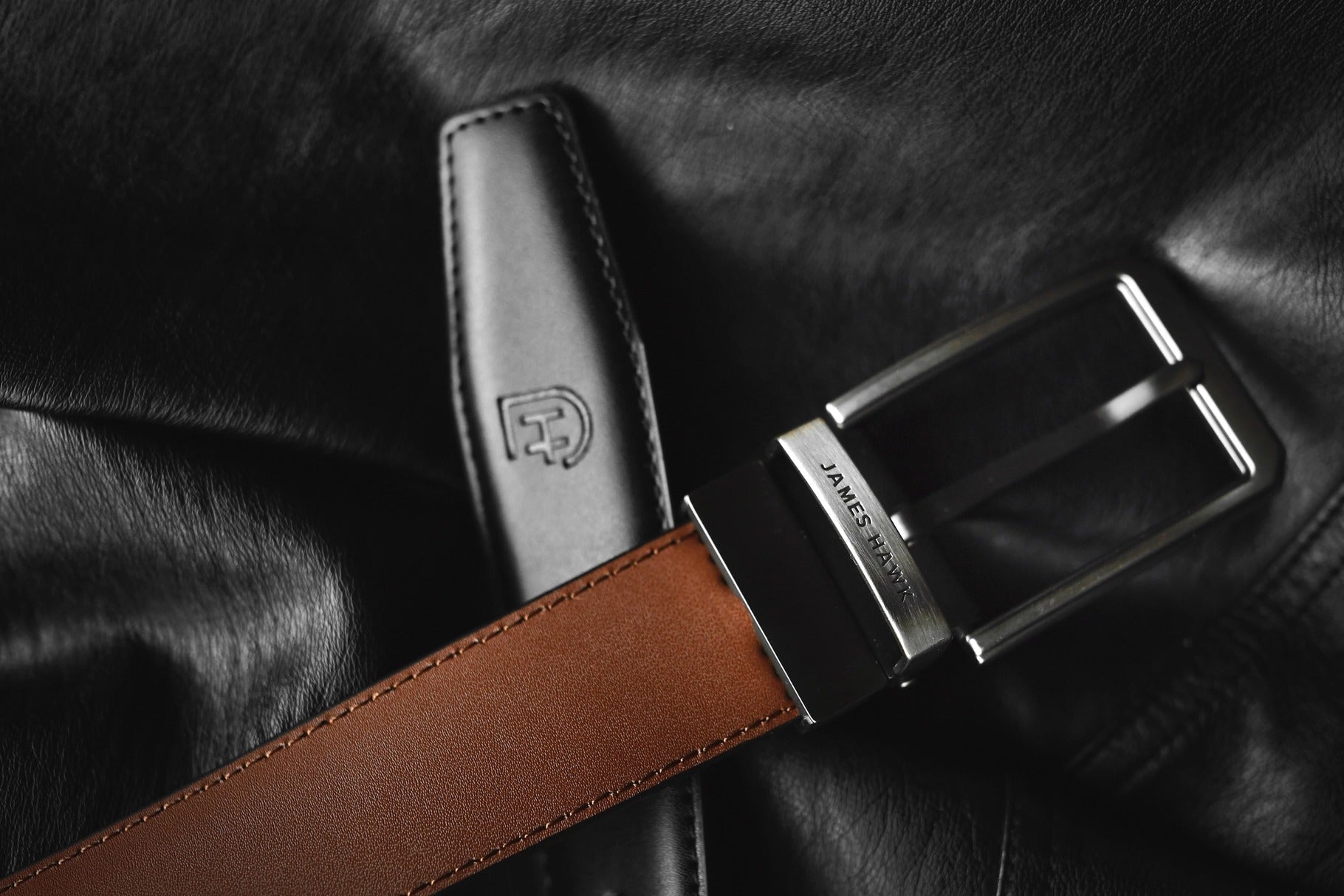 Kamea | James Hawk vendbart læderbælte. Unikt design. Nikkelfri metalspænde. 100% okselæder. 3,5 cm bredt.