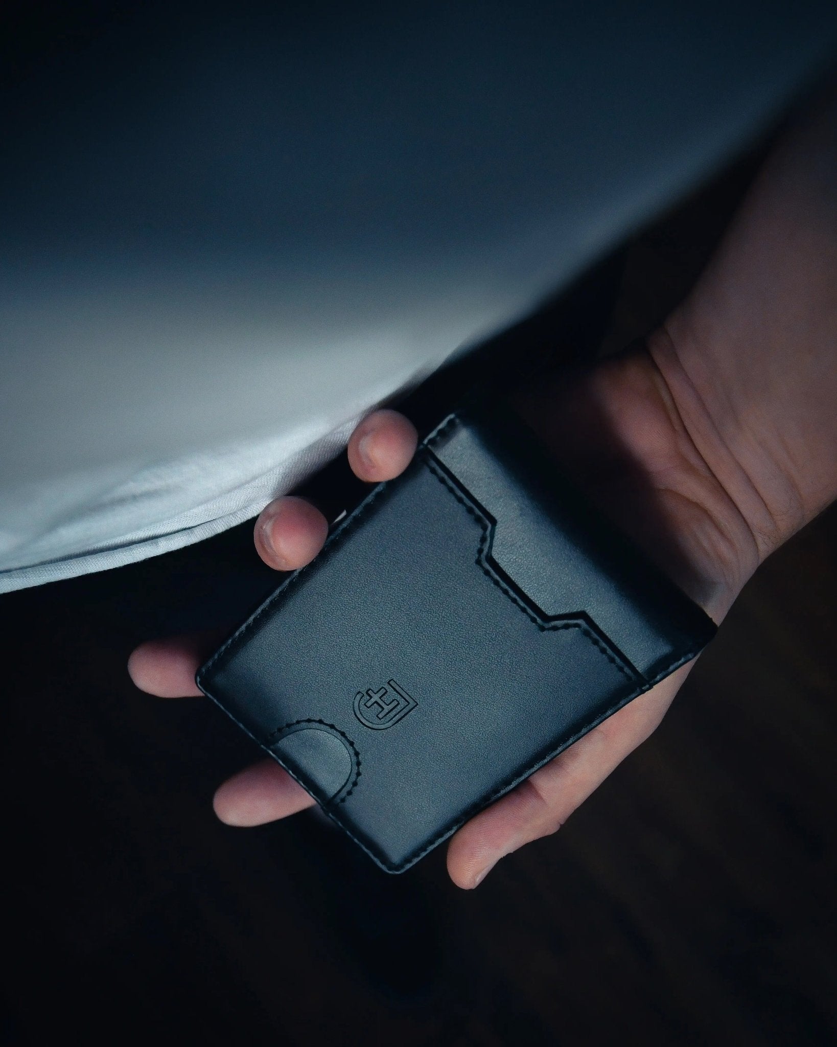 Kamea | James Hawk ultra tynd pung. Tykkelse på kun 1,5 cm. Plads til 9 kort og kontanter. RFID-beskyttelse.
