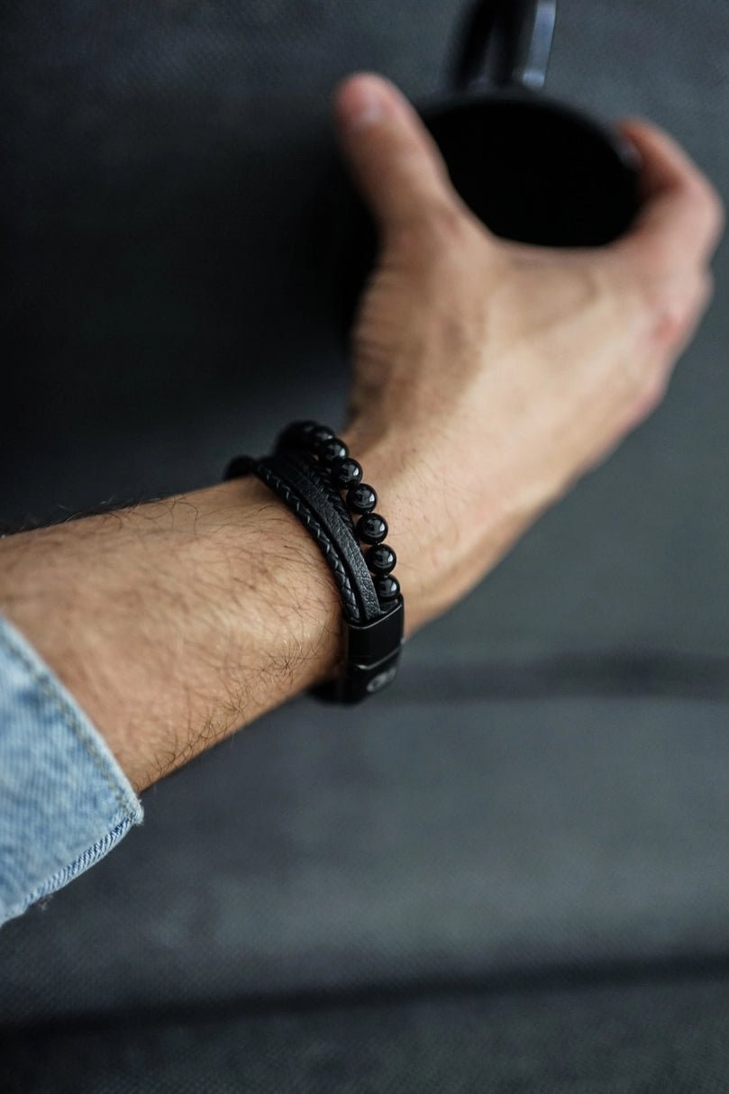 Kamea | James Hawk 4-delt læderarmbånd med sorte Onyx perler. Sort rustfrit stålspænde med magnetlukning. Tre størrelser.