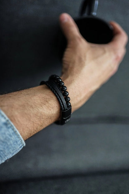 Kamea | James Hawk 4-delt læderarmbånd med sorte Onyx perler. Sort rustfrit stålspænde med magnetlukning. Tre størrelser.