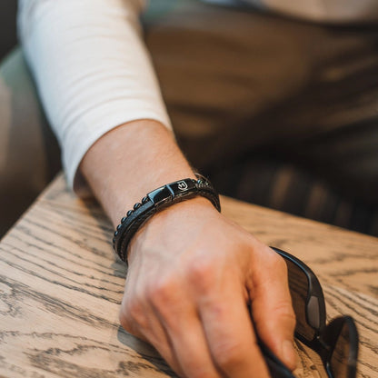 Kamea | James Hawk 4-delt læderarmbånd med sorte Onyx perler. Sort rustfrit stålspænde med magnetlukning. Tre størrelser.