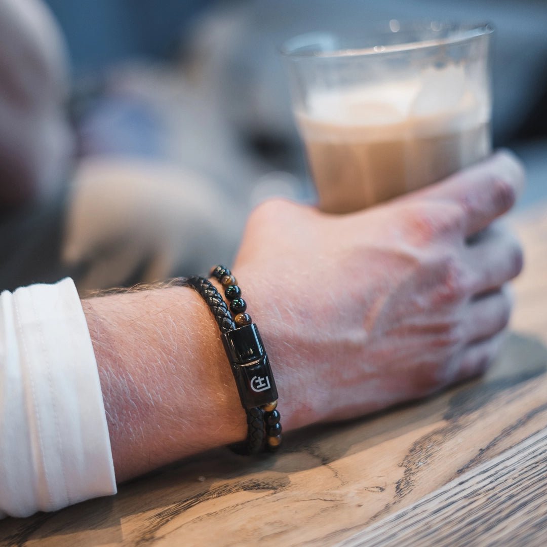 Kamea | James Hawk todelt armbånd. Flettet læder og Yellow Tigers Eye perler. Sort rustfrit stålspænde med magnetlukning.