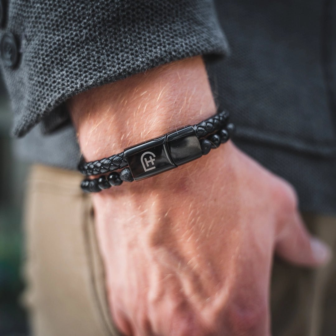 Kamea | James Hawk todelt armbånd. Flettet læder og Black lava perler. Sort rustfrit stålspænde med magnetlukning.