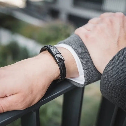 Kamea | James Hawk 5-delt læderarmbånd med glat og flettet læder. Sort rustfrit stålspænde med magnetlukning. Tre Størrelser.