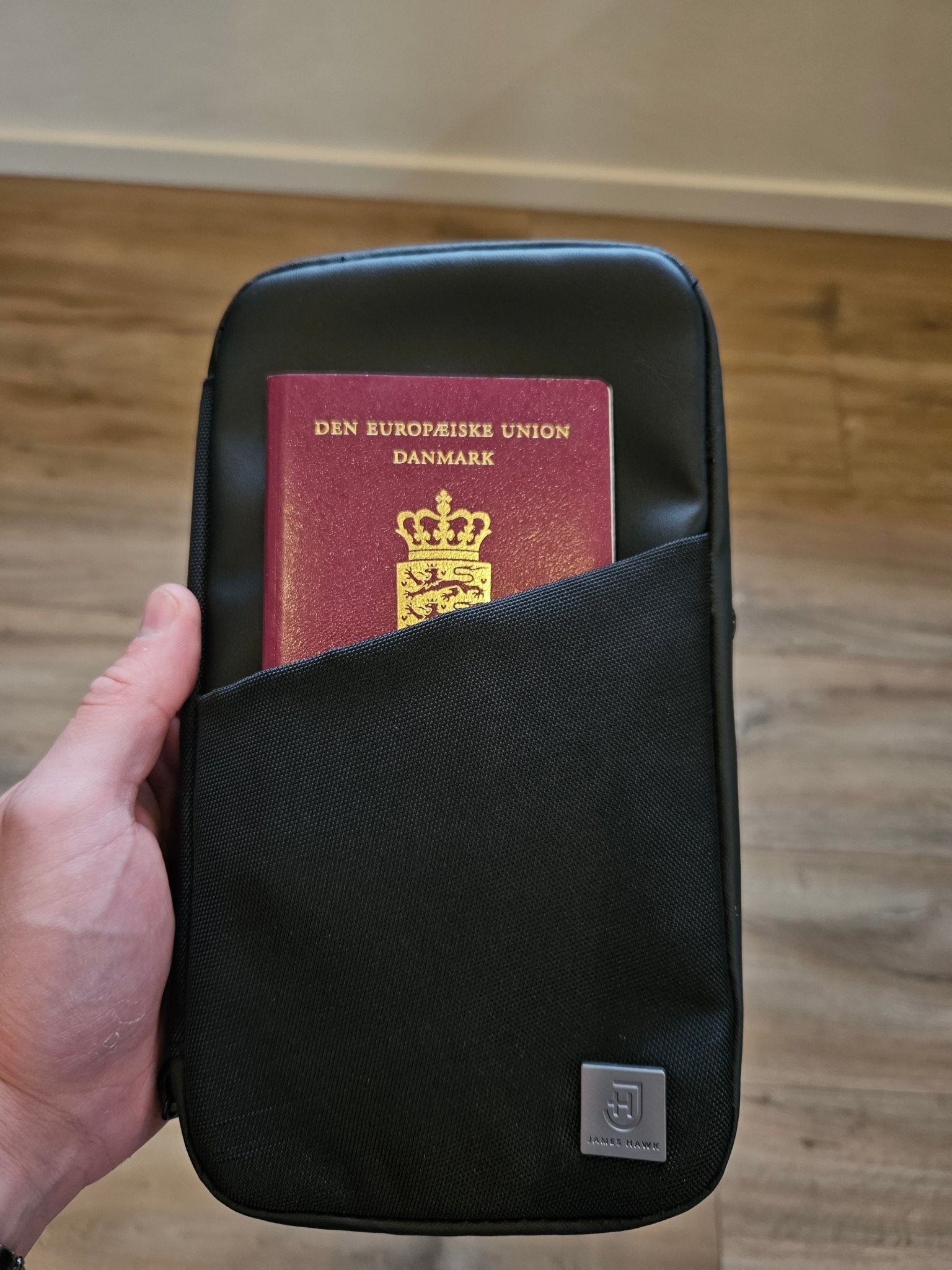 Kamea | James Hawk Travel Organizer. Organisering af pas, kort og tilbehør. Vandtæt materiale. Økologiske læderdetaljer.